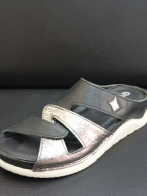 Leather platform sandals with anatomical sole, black and silver