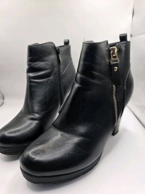 Μποτάκια σε άψογη κατάσταση, μαύρα με χοντρό τακούνι και διακοσμητικό φερμουάρ