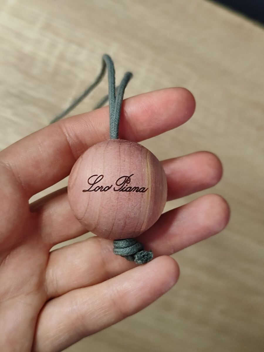 Loro Piana Cedar Wood accessory bag charm… - € 8,00 - Vendora.cy