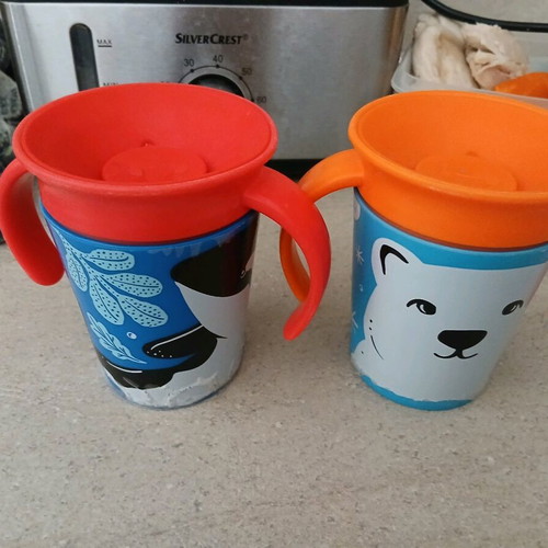 Munchkin cups like new, set of 5 with straws and designs