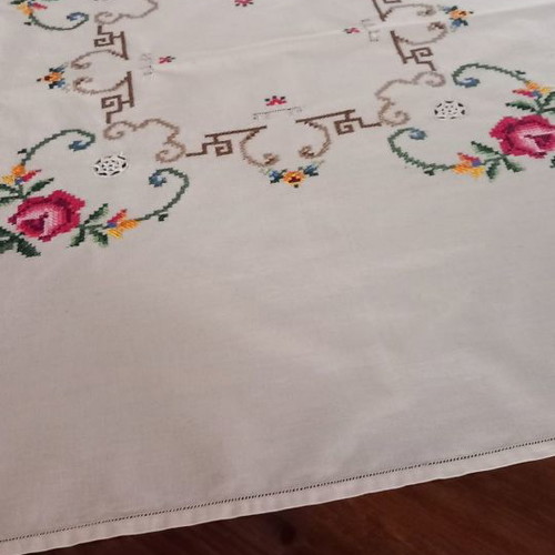 Embroidered tablecloth used with beautiful colors 0.83x0.83