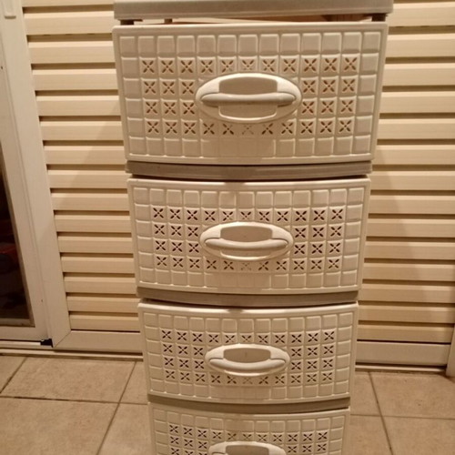 Plastic drawer unit with 4 drawers and wheels