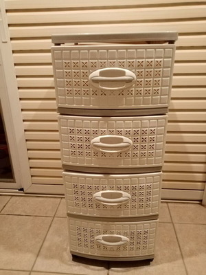 Plastic drawer unit with 4 drawers and wheels
