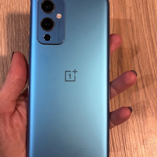 OnePlus 9 blue 8/128 GB like new with 5 cases and original charger