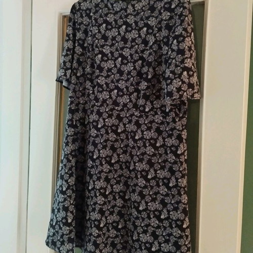 H&M floral dress with subtle back cut out like new