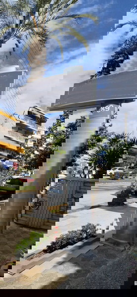 Ταμπέλα πυλώνας καταστήματος ύψος 5m