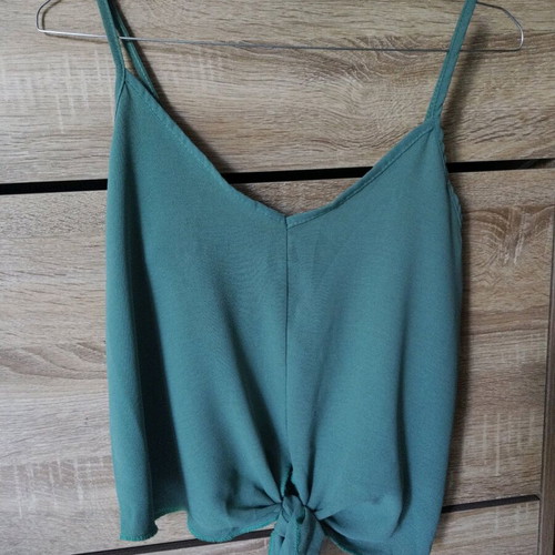 Top veraman size M like new, soft green color