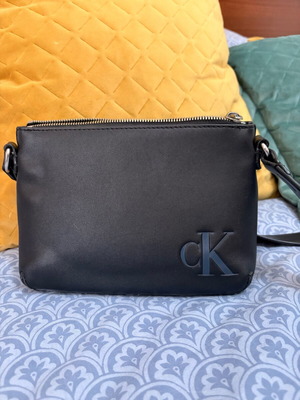 Τσαντάκι Calvin Klein χιαστί μαύρο σαν καινούργιο