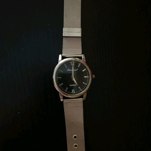 Quartz wristwatch metallic like new, silver unisex