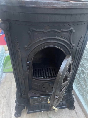 Wood Stove like new with glass door, heats whole house and for cooking