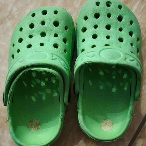 Slippers clogs perforated size 24 used, green