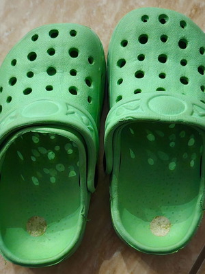 Slippers clogs perforated size 24 used, green