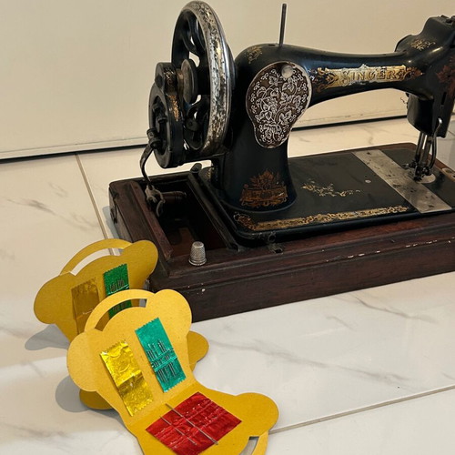Antique Singer sewing machine used with cover, 1912