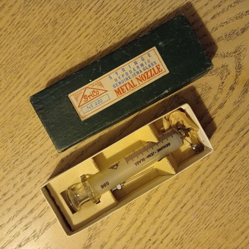 Vintage medical glass syringe GRICO used, with 4 needles