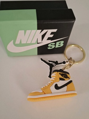 Nike keychain new, yellow and black in box
