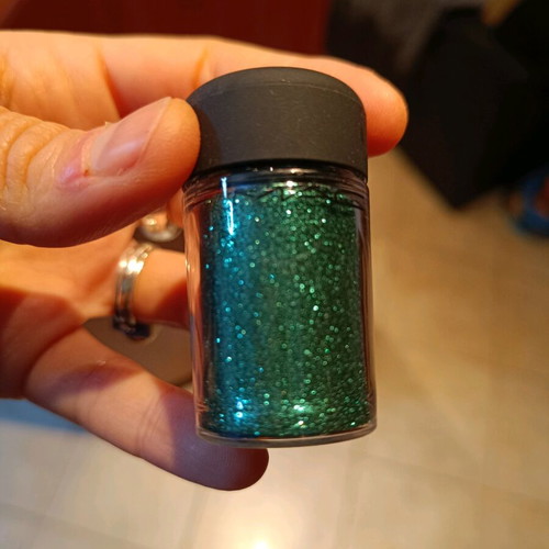 MAC glitter eyeshadow like new, full quantity