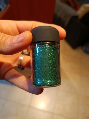 MAC glitter eyeshadow like new, full quantity
