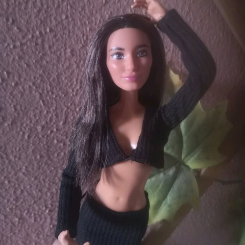 Barbie Fashionistas with mtm body like new, with extra look