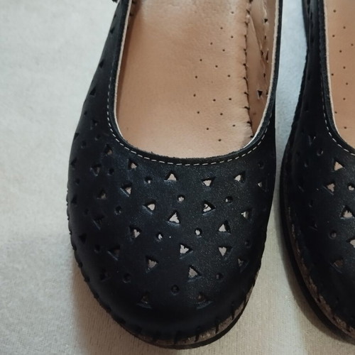 Leather women's sandals with perforated design, like new, size 39