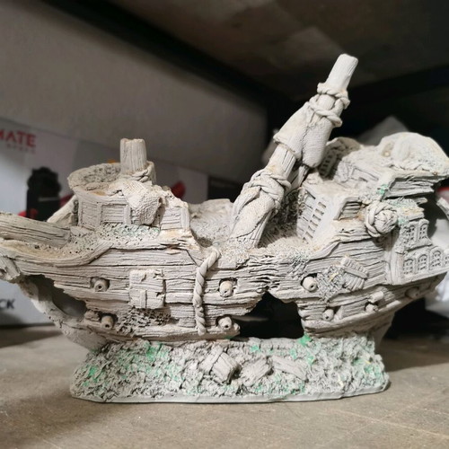 Aquarium ship like new