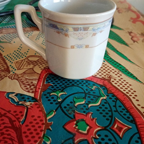 Coffee Cups set of 6 like new, white with light design