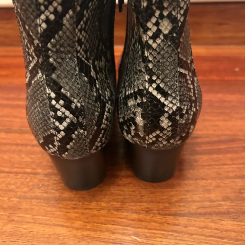 Snail print ankle boots like new, in grey and black