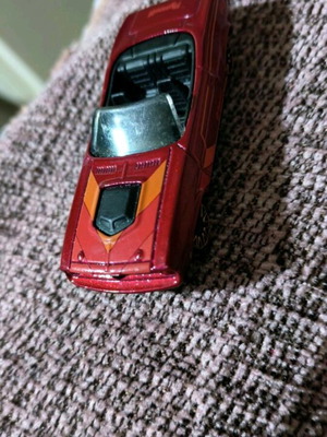 Model motorcycles used, three motorcycles and two toy cars