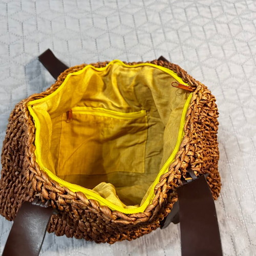 Woven straw shoulder bag like new with flower design brown