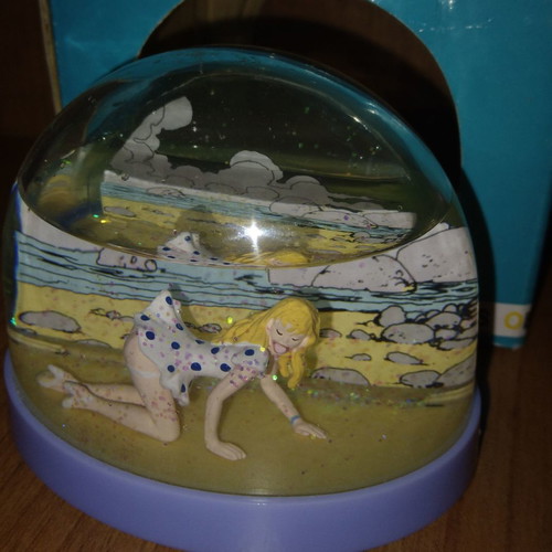 MILO MANARA water dome with Miel miniature figure used