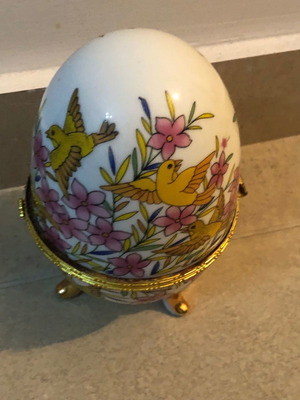 Αυγό πορσελάνη σε άριστη κατάσταση