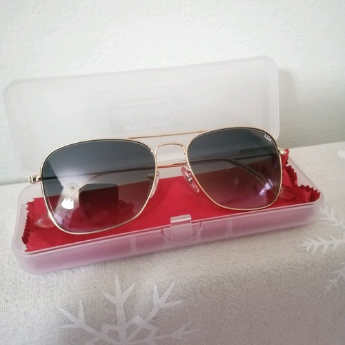 Women’s Aviator sunglasses new, gold color LUK