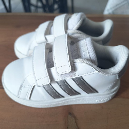 Παιδικά παπούτσια Adidas νούμερο 23 άσπρα σαν καινούργια