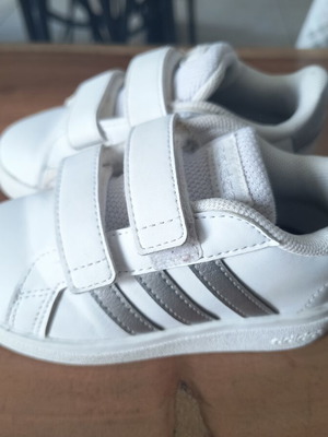 Παιδικά παπούτσια Adidas νούμερο 23 άσπρα σαν καινούργια