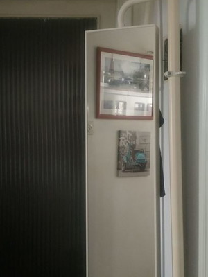 Wall mirror used, supported from floor to ceiling