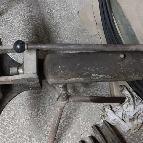 Manual hydraulic pipe bender used with molds