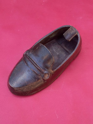 Brass shoe ashtray like new, bronze