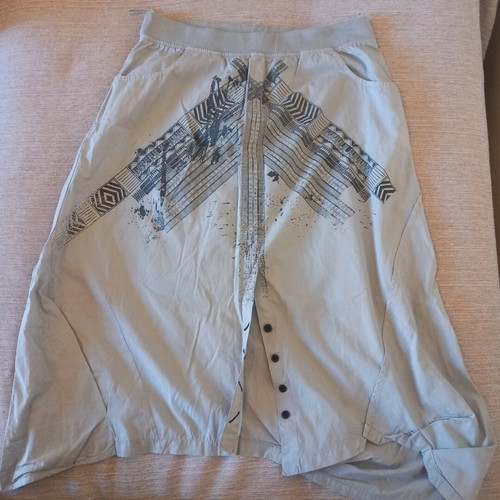 A.L.E. women's skirt gray with pattern, like new, size Large