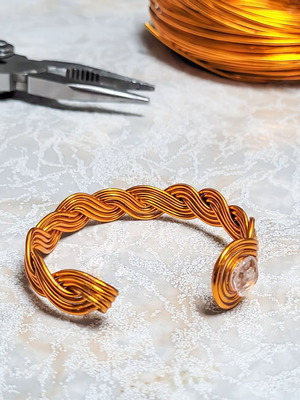 Braided cuff bracelet like new, gilded color