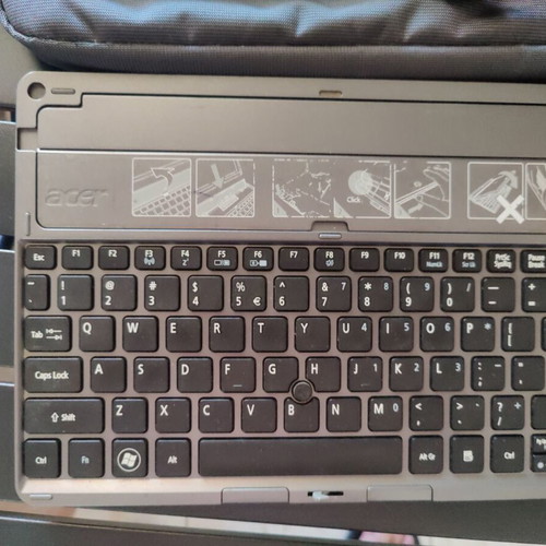 Acer ICONIA TAB W500 tablet with keyboard and carry bag