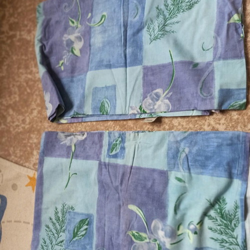 Single bed sheets like new, set of 2, blue shades with flowers