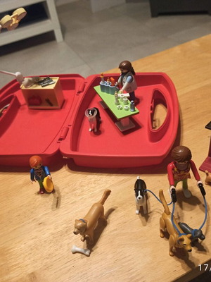 Playmobil βαλιτσάκι με κτηνιατρείο 5653, εκπαιδεύτρια σκύλων 5380 και σκυλάκια golden retriever 6134 μεταχειρισμένα