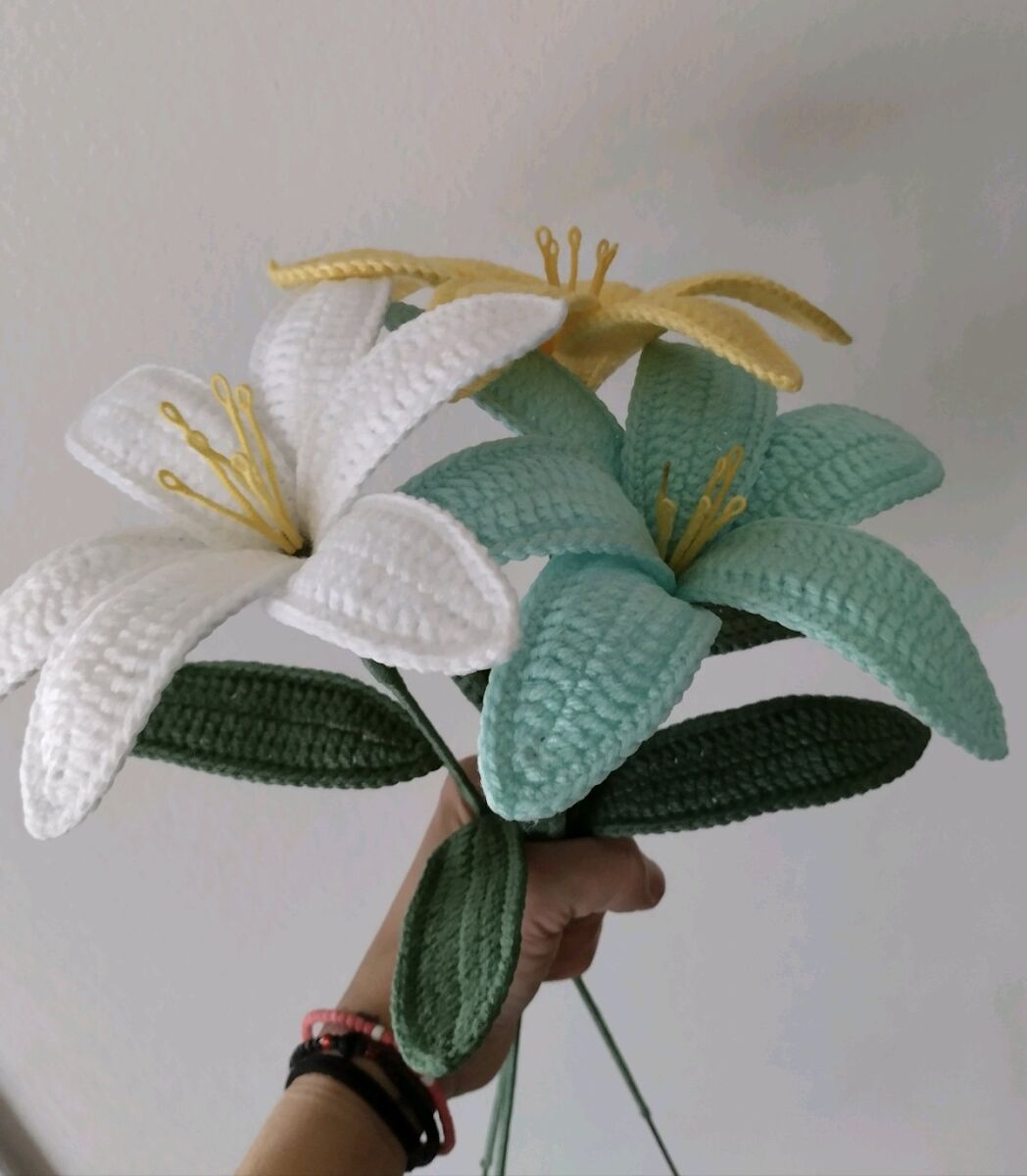 Knitted lily flower new, size 43cm - € 7,00 - Vendora.cy