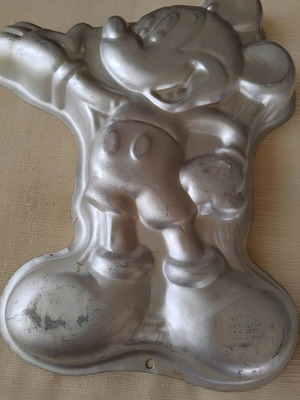 Mickey Mouse cake mold used
