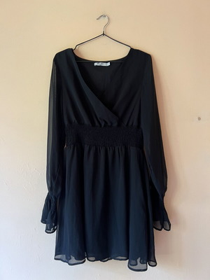 Black dress Na-Kd size 38 like new with elastic waist and tulle sleeves