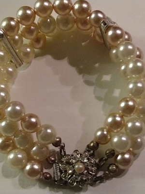 Βραχιόλι από πέρλες με εντυπωσιακό κούμπωμα και στρας