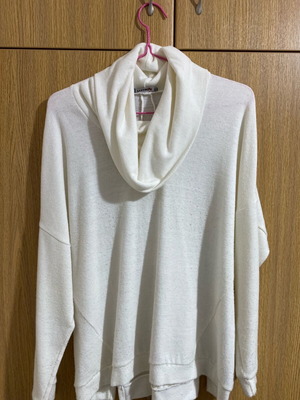 White pullover one size like new