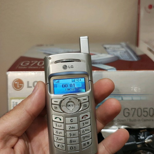 LG G7050 used with box, charger and papers