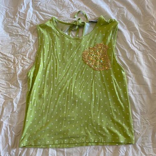 Green sleeveless top used with sequins, comfortable