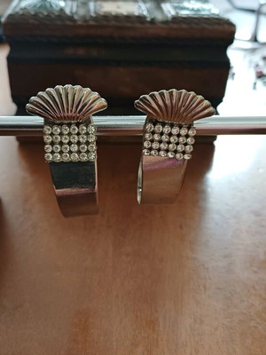 Silver dangling earrings like new