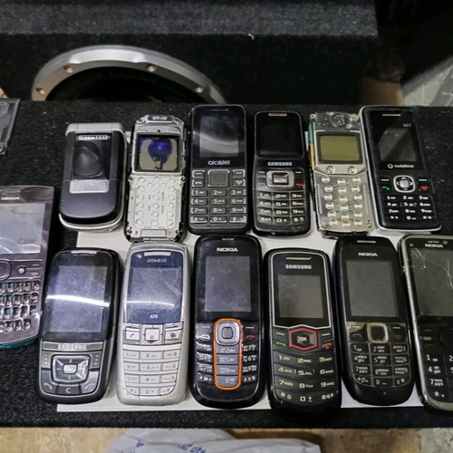 Lot of 13 phones used, for parts, no batteries